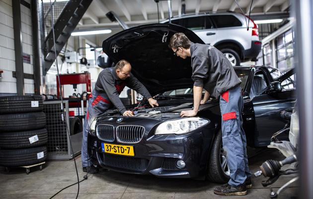 Controle BMW onder motorkap