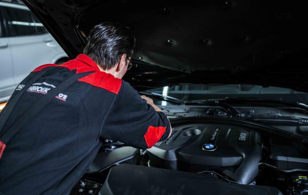 Controle onder motorkap BMW