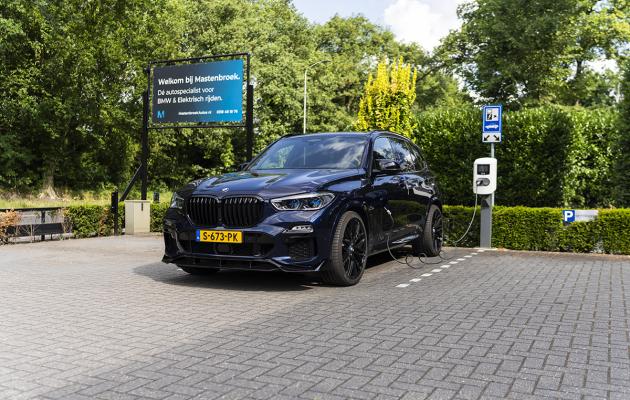 Elektrische BMW aan laadpaal bij Mastenbroek Auto's