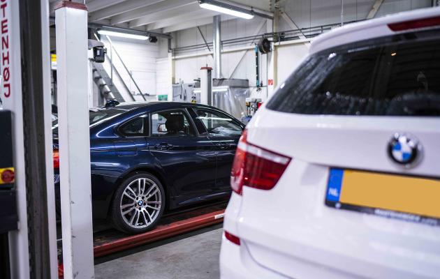 Meerdere BMWs in garage