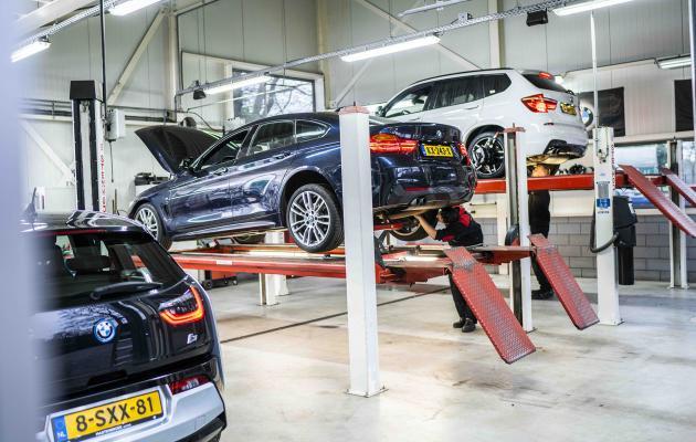 Meerdere BMWs op brug in autogarage