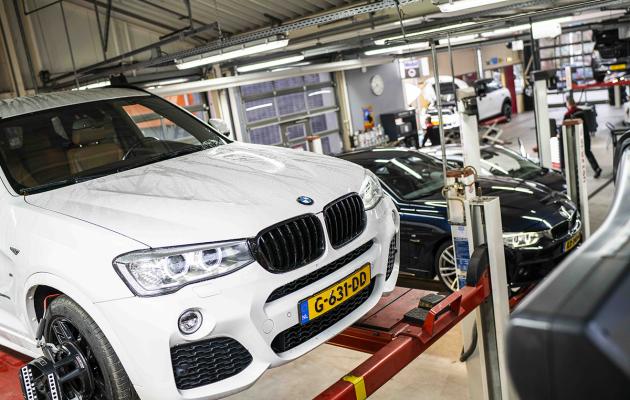BMW op brug in garage