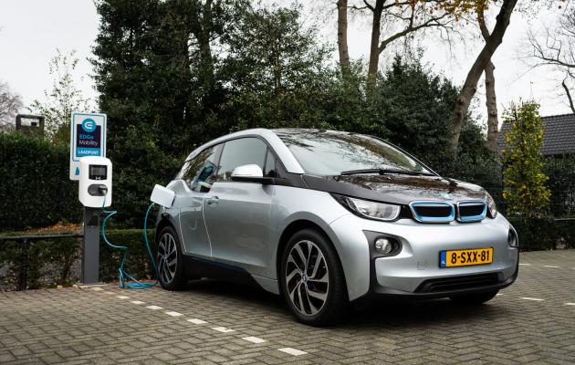 Elektrische auto aan het opladen