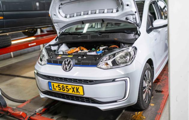 Volkswagen up met open motorkap